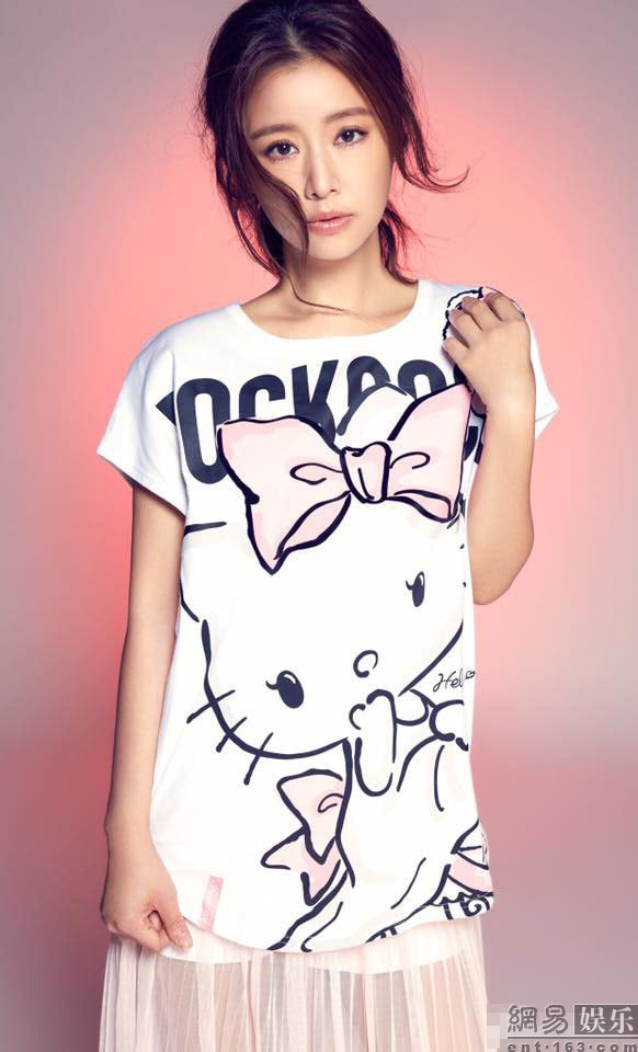 Theo trang 163, Lâm Tâm Như tham gia thiết kế loạt áo cảm hứng mèo Hello Kitty.