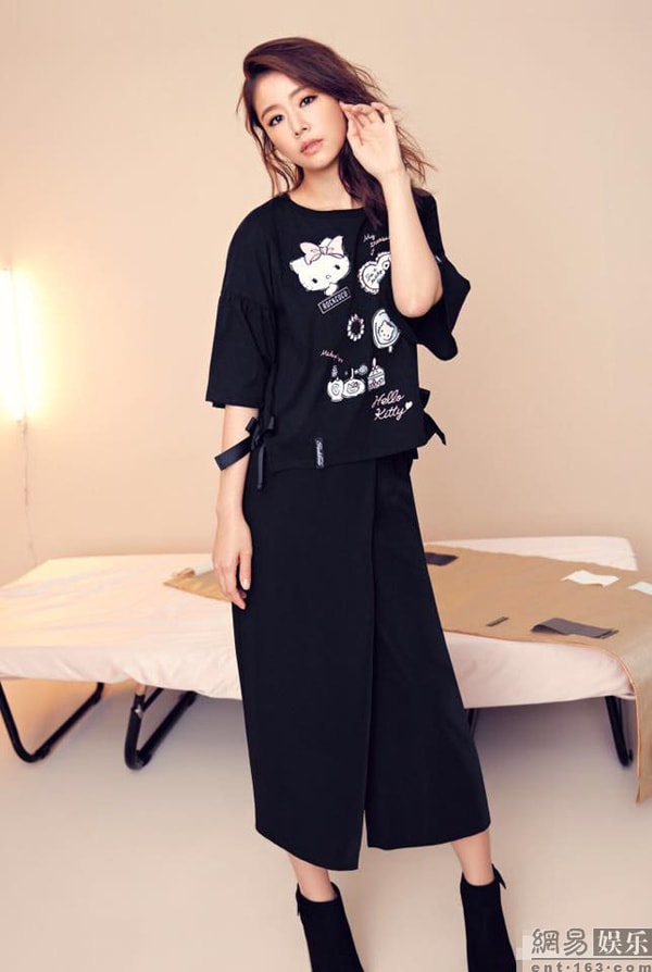 Những chiếc áo được cách điệu ở ống tay, bụng hay hai bên hông.