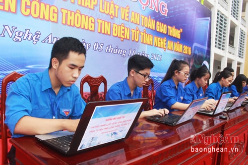 Học sinh tham dự cuộc thì tìm hiểu pháp luật về an toàn giao thông qua cổng thông tin điện tử tỉnh Nghệ An. Ảnh tư liệu. 