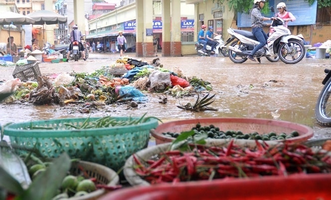 Bạn không nên tiếc những đồ ăn đã ngập trong nước vì rất có thể đó sẽ là mầm bệnh  (Ảnh minh họa: Lao động)