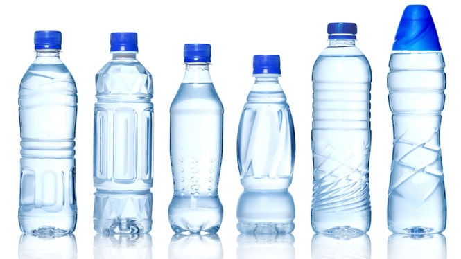 Nên chuẩn bị thật nhiều nước uống đóng chai khi xảy ra mưa bão. Ảnh minh họa/ Nguồn TTO