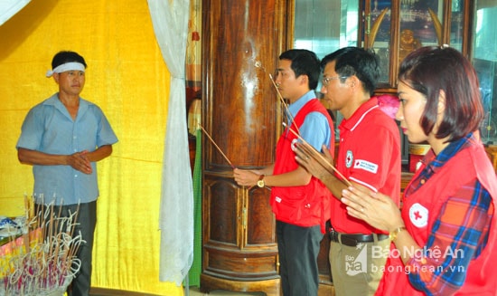 Đoàn cán bộ của Hội chữ thập đỏ Nghệ An thắp hương viếng anh Thái Huy Hào, cán bộ Sở Giao thông Vận tải Nghệ An bị tử nạn. Ảnh: Phương Hà