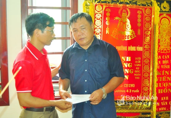 Trao quà hỗ trợ cho thân nhân gia đình anh Phạm Văn Chung ở khối Vinh Thành, phường Đông Vĩnh. Ảnh: Phương Hà