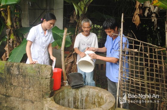 Hướng dẫn cho người dân xử lý nước khi mùa bão lũ về ở xã Nam Trung, huyện Nam Đàn. Ảnh: Thanh Sơn