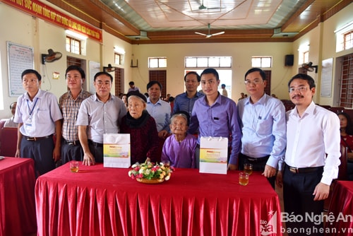Đoàn ngành Du lịch tặng quà cho hai gia đình liệt sỹ tại xã Lạng Sơn (Anh Sơn). Ảnh: Sỹ Minh