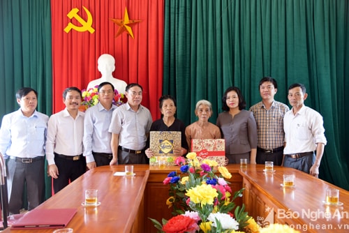 Đoàn ngành Du lịch tặng quà cho hai gia đình liệt sỹ tại xã Lạng Sơn (Anh Sơn). Ảnh: Sỹ Minh