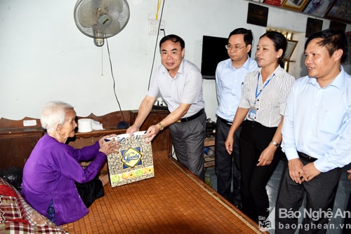 Đoàn ngành Du lịch tặng quà cho hai gia đình liệt sỹ tại xã Lạng Sơn (Anh Sơn). Ảnh: Sỹ Minh