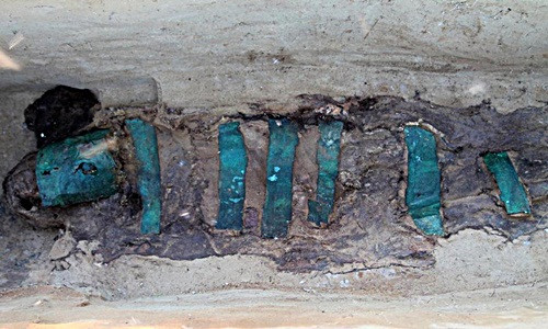 Cái kén chứa xác ướp của một người lớn được phủ bằng các tấm đồng từ đầu đến chân tại Siberia. Ảnh: Alexander Gusev.
