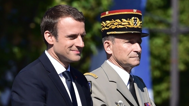 Tổng thống Pháp Emmanuel Macron và Tổng tham mưu trưởng các lực lượng vũ trang Pháp, Tướng Pierre de Villiers tranh cãi về đề xuất cắt giảm ngân sách quốc phòng. Ảnh: AP