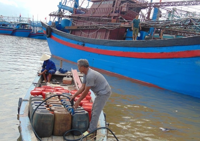 Vận chuyển nhiên liệu, gạo cho các tàu thuyền. Ảnh: Hồng Diện