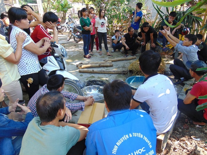 Một buổi thực hành kỹ thuật trồng nấm sò cho đoàn viên thanh niên xã Quế Sơn (Quế Phong). Ảnh: P.V