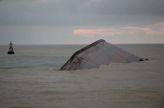 Tàu VTB bị lật úp, nằm giữa dòng nước xoáy.