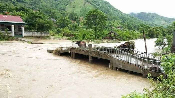 Cầu bê tông nối Quốc lộ 48 vào bản Mường Phú, xã Thông Thụ bị lũ làm hư hỏng nghiêm trọng, một phần cầu đã bị nước cuốn trôi. Ảnh: Hùng Cường