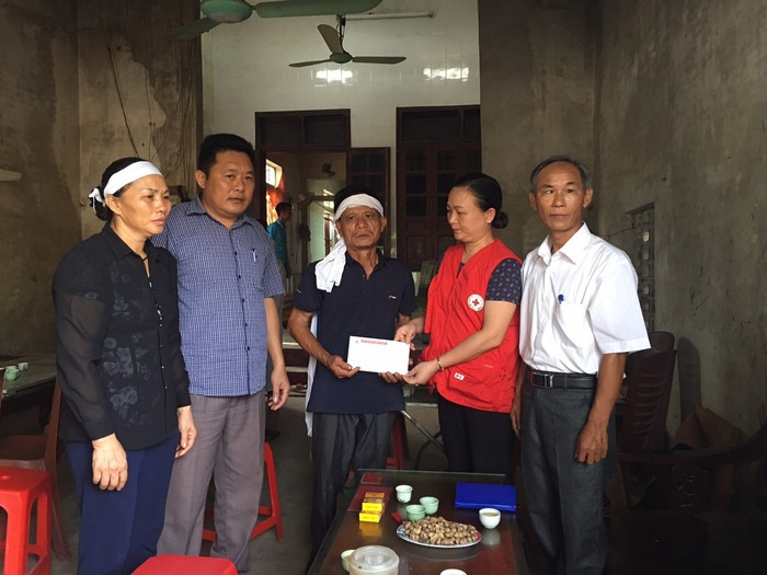  Hội chữ thập đỏ tỉnh trao tiền hỗ trợ gia đình nạn nhân. Ảnh: Thanh Thủy
