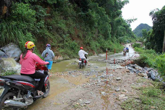 Đường lở gây khó khăn cho người tham gia giao thông. Ảnh: Hùng Cường