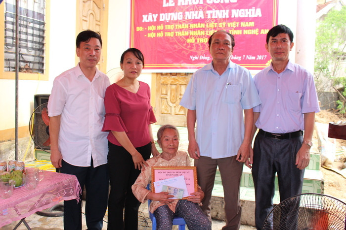 Hội Hỗ trợ gia đình liệt sỹ tỉnh Nghệ An và UBND huyện Nghi Lộc trao 50 triệu đồng cho bà Hoàng Thị Kinh xây nhà tình nghĩa