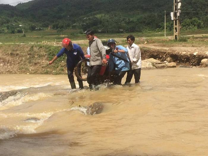 Đường ngập nước, hư hỏng gây khó khăn cho người và phương tiện mỗi khi đi qua. Ảnh: P.V