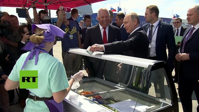 Ông Putin móc tiền trả kem. Ảnh chụp từ clip RT