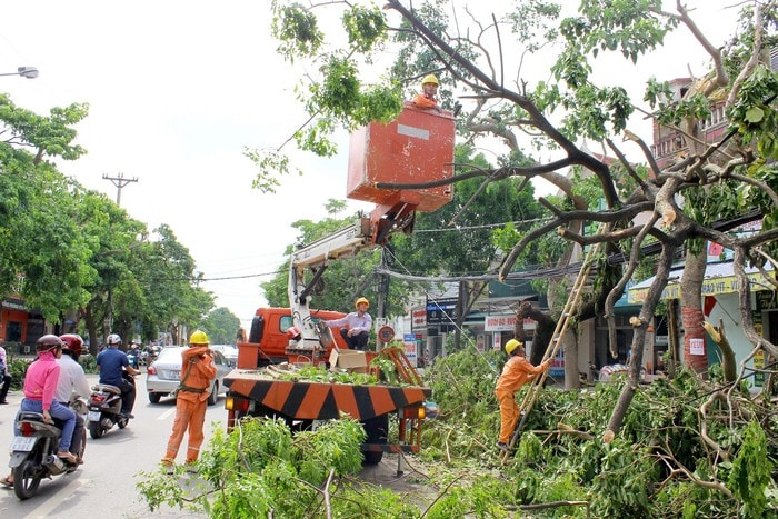 Công nhân điện lực đang khắc phục sự cố về điện trên địa bàn. Ảnh P.V