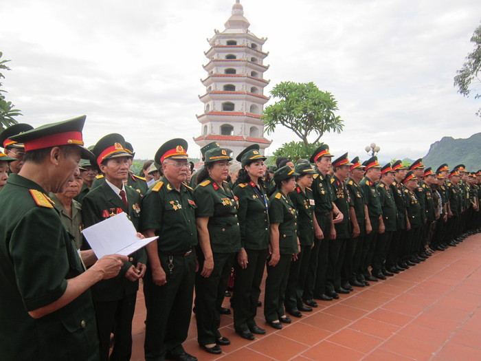 Phút tuyên thệ trước anh linh các anh hùng liệt sỹ Trường Sơn tại Đền tưởng niệm. Ảnh: Nguyễn Đại Duẫn