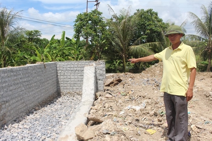 Công ty TNHH Thái Bình Nguyên là đơn vị thu gom rác thải. Công ty cho biết hiện đang xây bãi trung chuyển để xử lý rác sau khi thu gom về, không tập kết trên các tuyến đường như đã phản ánh. Ảnh: Việt Hùng