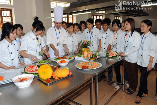 Giờ thực hành chế biến món ăn của các em HSSV Trường CĐ Du lịch - Thương mại Nghệ An. Ảnh: Tư liệu
