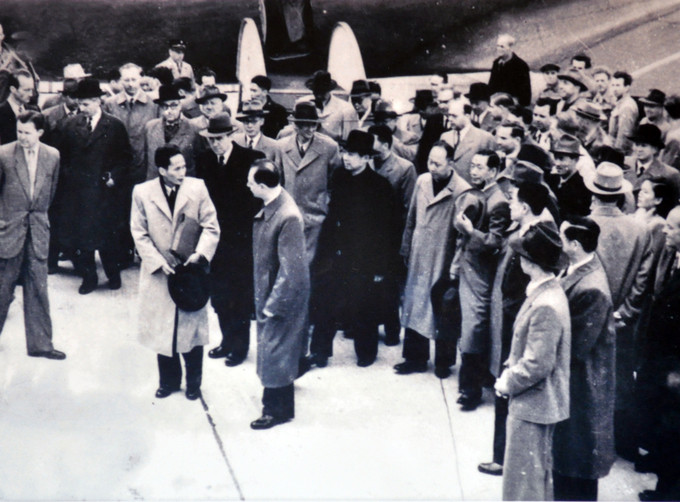 Phó Thủ tướng Phạm Văn Đồng cùng phái đoàn nước Việt Nam Dân chủ Cộng hòa đến Thụy Sĩ tham dự Hội nghị Giơnevơ về Đông Dương, ngày 4/5/1954.