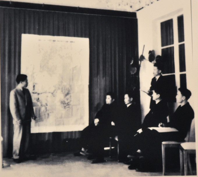 Thứ trưởng Quốc phòng Tạ Quang Bửu trình bày về tình hình chiến trường Đông Dương cho phái đoàn Việt Nam Dân chủ Cộng hòa tại Genève. Chiến thắng Điện Biên Phủ ngày 7/5/1954 đánh bại ý chí duy trì Đông Dương là lãnh thổ thuộc Liên hiệp Pháp của Pháp, tác động rất lớn đến quá trình đàm phán tại hội nghị.
