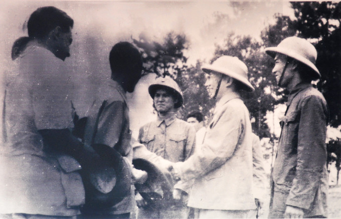 Đại tướng Võ Nguyên Giáp và Đại tá Hà Văn Lâu (chuyên viên quân sự của phái đoàn Việt Nam Dân chủ Cộng hòa tại hội nghị Genève) chào mừng Đoàn đại biểu quân sự trong Ủy ban quốc tế giám sát và kiểm soát đình chiến ở Việt Nam (1954).