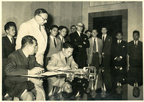 Thứ trưởng Bộ Quốc phòng Tạ Quang Bửu thay mặt Chính phủ VNDCCH và Bộ Tổng tư lệnh QĐNDVN ký Hiệp định đình chiến ở Đông Dương, 7/1954.
