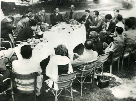 Phó Thủ tướng Phạm Văn Đồng và Phái đoàn VNDCCH tiếp các nhà báo dân chủ sau khi Hội nghị Giơnevơ kết thúc, tháng 7/1954.