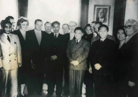 Đoàn đại biểu CHDC Đức và đoàn Đại biểu VNDCCH chụp ảnh lưu niệm tại Giơnevơ, 1954.