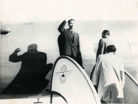 Phó Thủ tướng Phạm Văn Đồng vẫy chào các đại biểu ra sân bay tiễn phái đoàn Chính phủ VNDCCH tham dự Hội nghị Giơnevơ lên đường về nước, ngày 24/7/1954.
