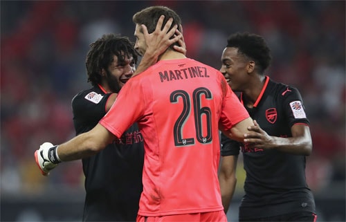 arsenal-bi-ngo-doc-thuc-phm-truoc-tran-thang-bayern