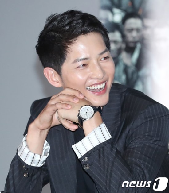 Song Joong Ki rạng rỡ hạnh phúc tại sự kiện. 