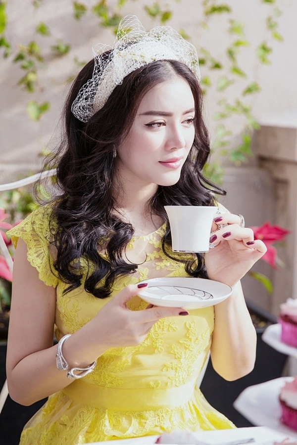 Lý Nhã Kỳ là một trong những tín đồ thời trang. Trước năm 2013, người đẹp sinh năm 1982 nổi tiếng với hàng loạt bộ cánh hàng hiệu. Tuy nhiên, khi đó cô vẫn chưa định hình được phong cách riêng, gu thẩm mỹ còn kém tinh tế khiến phong độ trồi sụt. Cô chủ yếu gây chú ý với hàng loạt phát ngôn về giá trị của những món đồ.