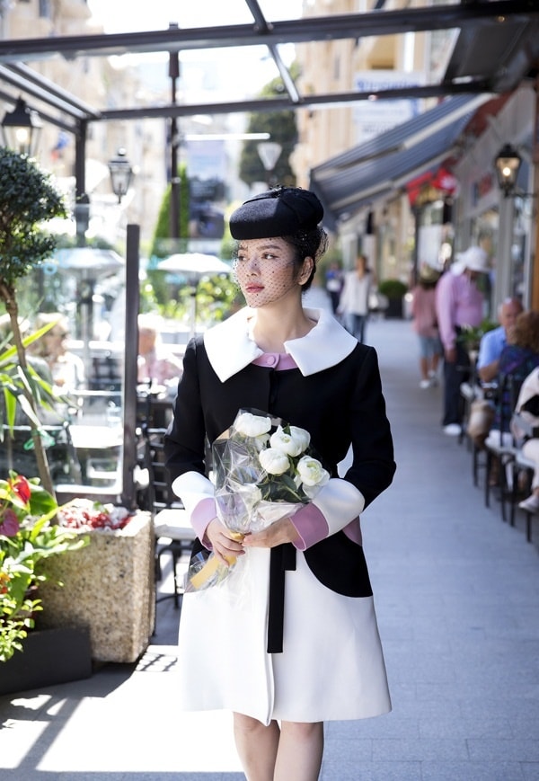 Gu mặc hoài cổ những năm 1950 của người đẹp trên đường phố Monaco.