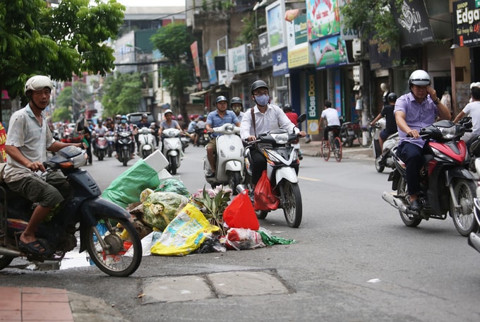 Những bãi rác sinh hoạt mà người dân vứt bừa bãi, không được thu dọn kịp thời xuất hiện trên nhiều đường phố ở Hà Nội, gây mất mỹ quan đô thị và ô nhiễm môi trường. 