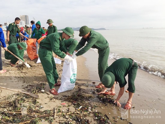 Và lực lượng tuổi trẻ Bộ đội Biên phòng cùng chung tay tổng vệ sinh môi trường bãi biển Cửa Lò. Ảnh Lê Thanh