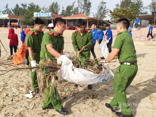 Buổi ra quân thu hút tuổi trẻ lực lượng vũ trang trên địa bàn.