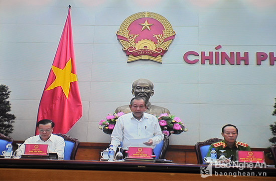 Phó thủ tướng Thường trực Chính phủ Trương Hoà Bình chủ trì tại đầu cầu Hà Nội. Ảnh: TH