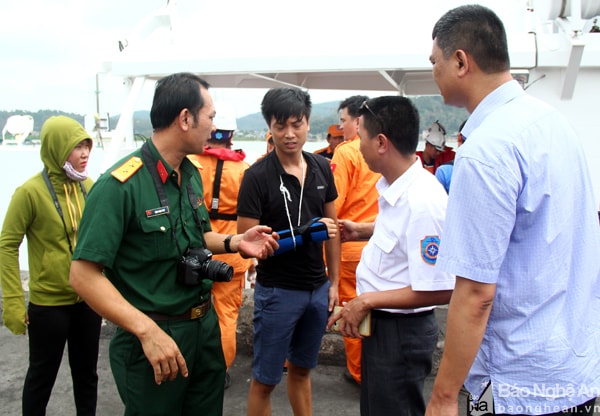 Thợ máy Khiêm có mặt để hỗ trợ tìm kiếm đồng nghiệp. Ảnh. Tiến Hùng.
