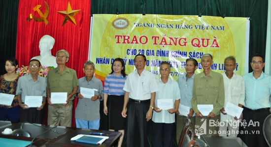 Trao quà cho các hộ chính sách ở Quỳnh Lưu