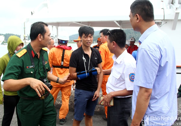 Khiêm (áo đen) là người bơi vào đến Đảo Ngư cách tàu chìm khoảng 800 mét. Ảnh. Tiến Hùng.