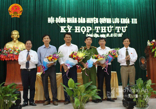 Lãnh đạo huyện tặng hoa cho các đ/c được bầu bổ sung chức danh UV UBND huyện
