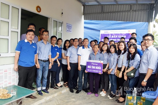 Đoàn Thanh niên Ngân hàng TMCP Ngân hàng Đầu tư - Phát triển Việt nam trao căn nhà tình nghĩa cho vợ liệt sỹ Bùi Thị Quế. Ảnh: Xuân Hoàng