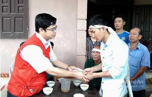 Đoàn đã đến thăm hỏi, động viên, trao quà cho gia đình anh Trần Văn Thế (có bố tử nạn ) tại xóm Trung Đường, xã Thanh Hưng