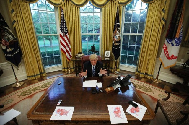 Tổng thống Donald Trump phát biểu trong một cuộc phỏng vấn với Reuters trong Văn phòng hình bầu dục của Nhà Trắng ngày 27 tháng 4 năm 2017.