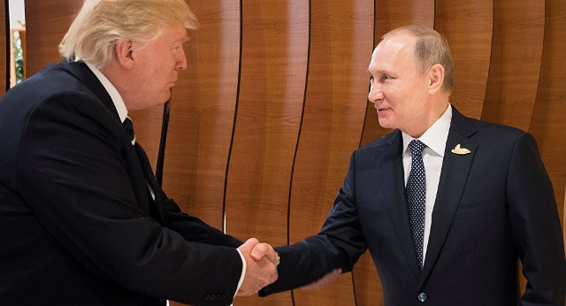 Ông Trum và Putin bắt tay tại hội nghị G20 ở Hamburg, Đức. 