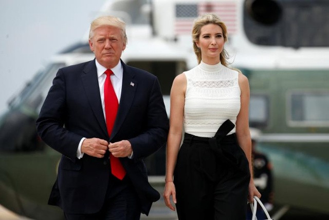 Tổng thống Donald Trump và Ivanka Trump hướng đến Air Force One khi họ rời căn cứ chung Andrews ở Maryland ngày 13 tháng 6 năm 2017